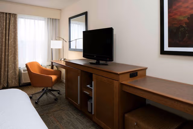 1 KING BED STUDY WITH SOFABED NONSMOKING