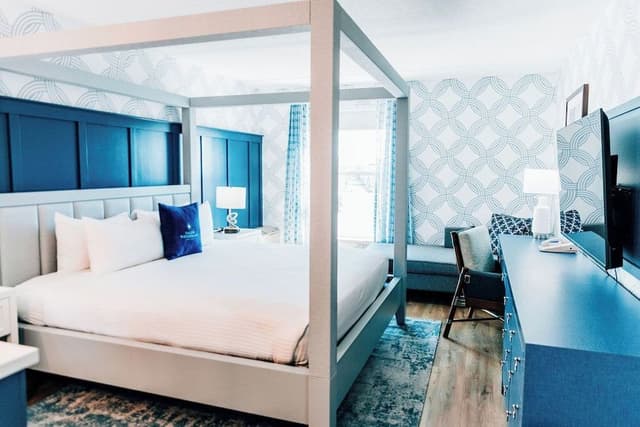 Deluxe Room, 1 King Bed, Refrigerator & Microwave