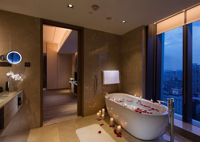 KING DELUXE SUITE - LOUNGE ACCESS