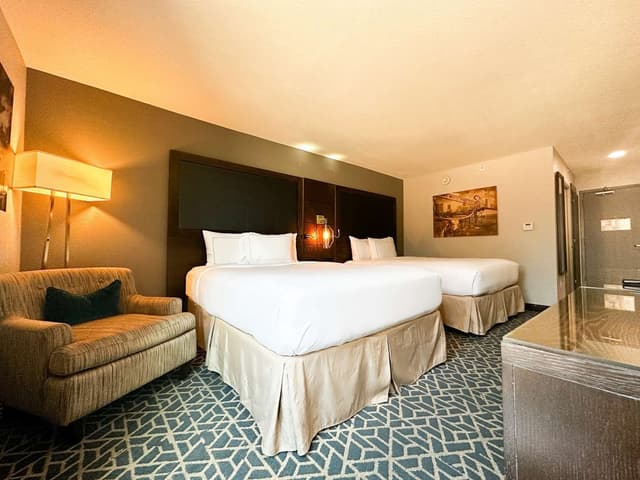 2 QUEEN BEDS WITH PATIO-POOL ACCESS