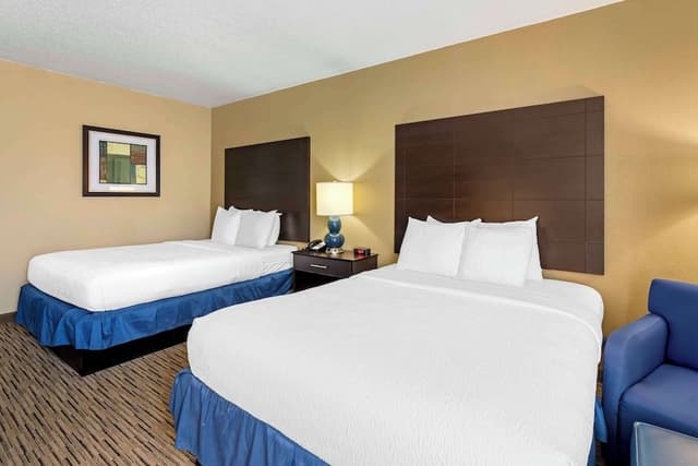 Standard Room, 2 Queen Beds, Accessible, Bathtub