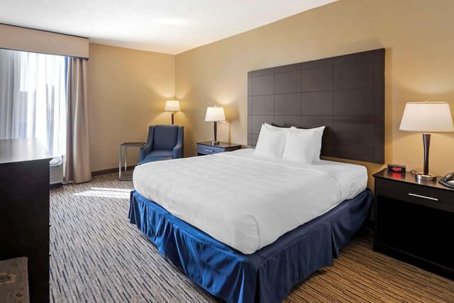 Standard Room, 1 King Bed, Accessible, Bathtub