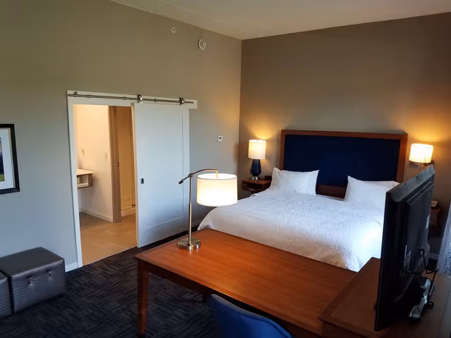 1 KING MICROWV/FRIDGE/WET BAR STUDIO SUITE NS