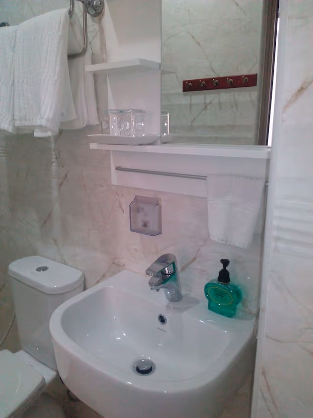 Standard Room (Queen)