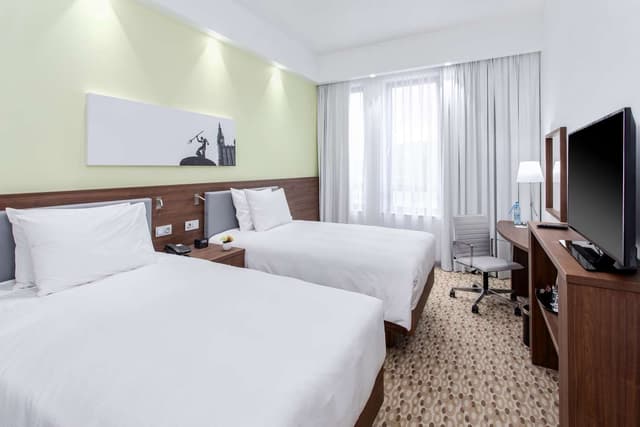 ONE QUEEN BED AND ONE TWIN BED
