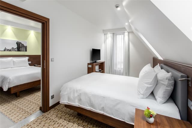 FAMILY CONNECTING ROOM