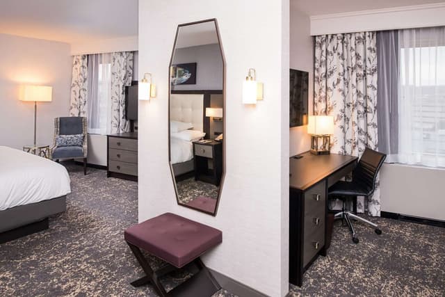 1 KING STUDIO SUITE - FRIDGE - SOFA BED
