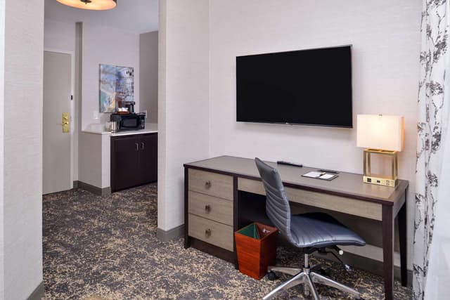 1 KING STUDIO SUITE - FRIDGE - SOFA BED