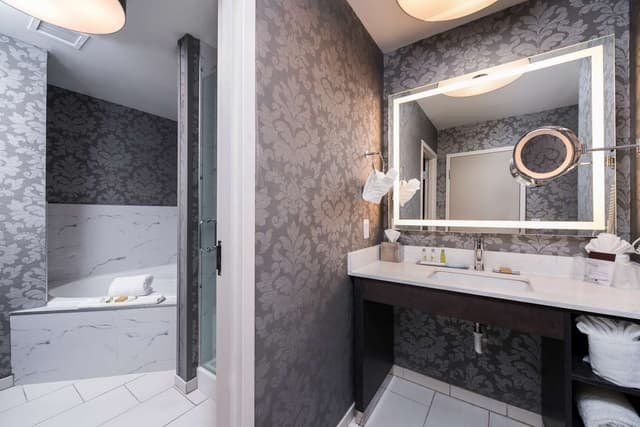 1 KING FIVE FEET TO FITNESS STUDIO SUITE