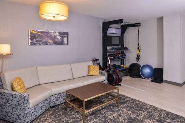 1 KING FIVE FEET TO FITNESS STUDIO SUITE