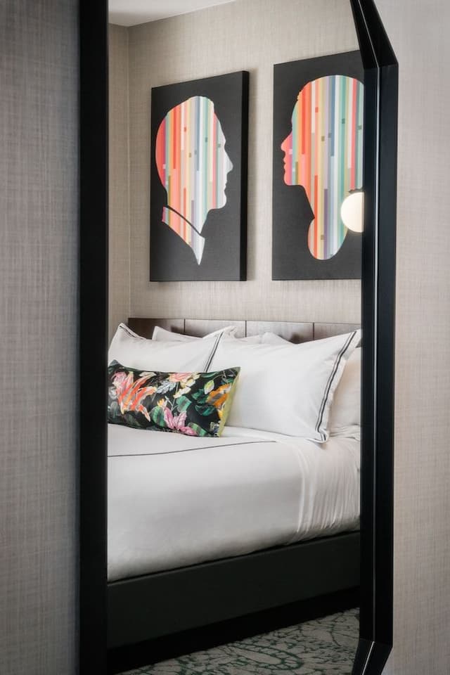 Room, 1 King Bed, Roll-in Shower, City View