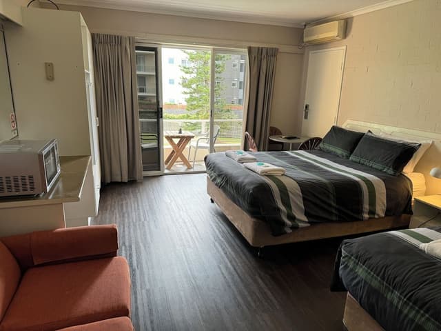 Upstairs Motel/Twin
