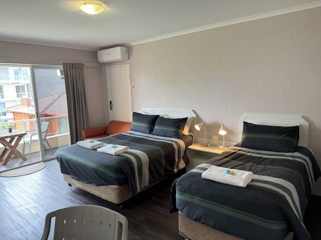 Upstairs Motel/Twin