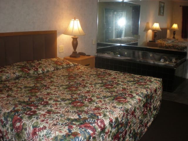 Deluxe Room, 1 King Bed, Non Smoking, Jetted Tub