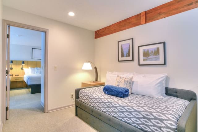 Townhome, 2 BR's/2 Bath Loft 3 queens, trundle & sofabed