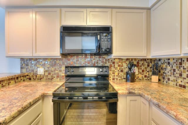 Townhome, 3 Bedrooms/3 Bathrooms 2 queens, 2 twins & sofa sleeper