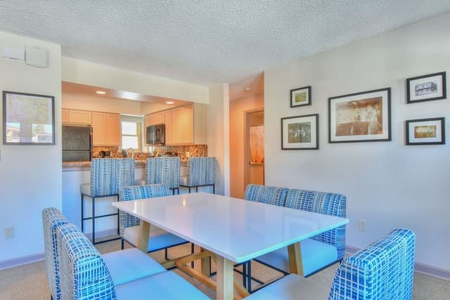 Townhome, 3 Bedrooms/3 Bathrooms 2 queens, 2 twins & sofa sleeper
