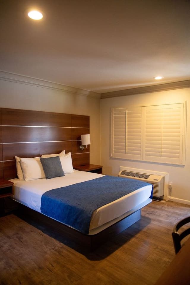 Standard Room, 1 Queen Bed