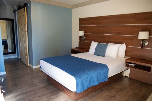Standard Room, 1 Queen Bed