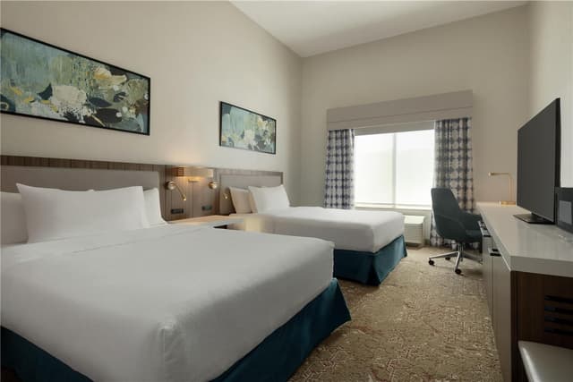 2 QUEEN HEARING ACCESSIBLE ROOM