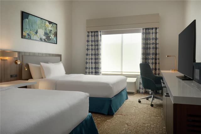 2 QUEEN HEARING ACCESSIBLE ROOM