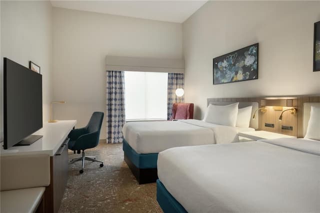 2 QUEEN BEDS