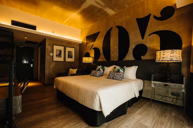 Deluxe Room, 1 King Bed, Courtyard View