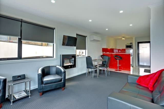 Ocean Deluxe Apartment (Upstairs with Balcony)