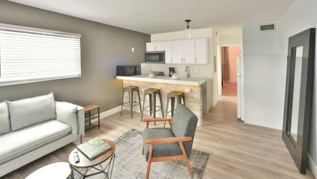 Chic Designer One Bedroom and One Queen Bed Full Kitchen