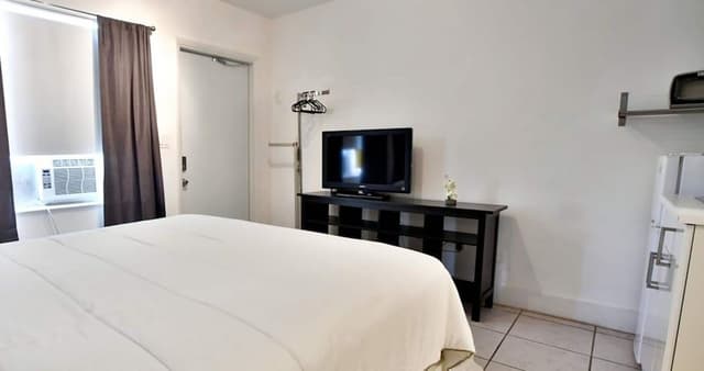 Chic Artsy Studio with One Queen Bed
