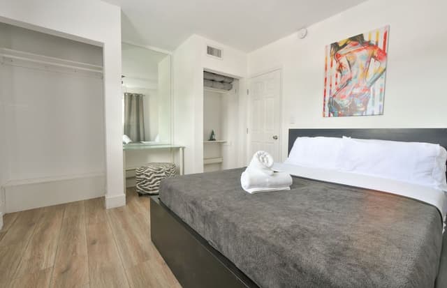 Chic Designer One Bedroom and One Queen Bed Full Kitchen