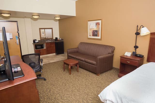 1 KING BED STUDY WITH SOFABED NONSMOKING
