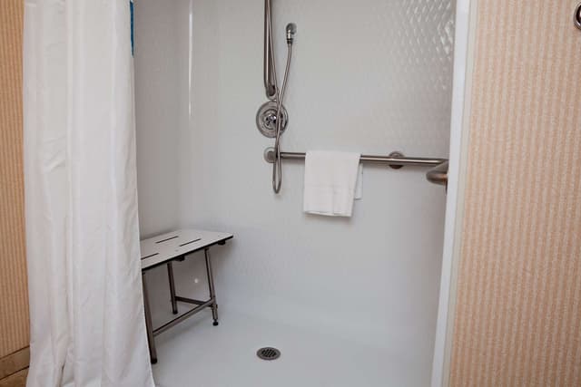 1 KING MOBILITY ACCESS ROLL IN SHOWER NOSMOK