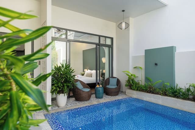 Suite, 1 King Bed, Pool View