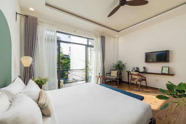 Suite, 1 King Bed, Pool View