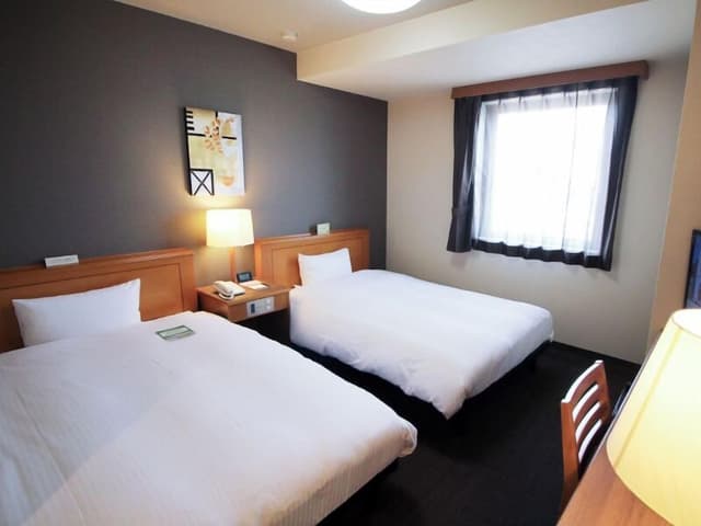 Twin Room, Smoking