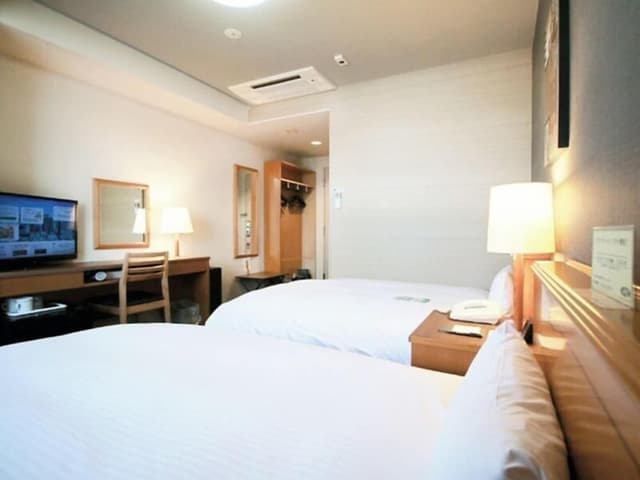 Twin Room, Smoking