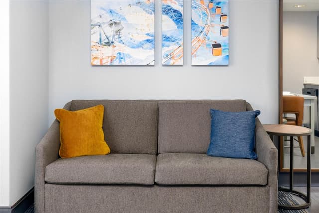 1KING HEARING ACCESSIBLE STUDIO SUITE