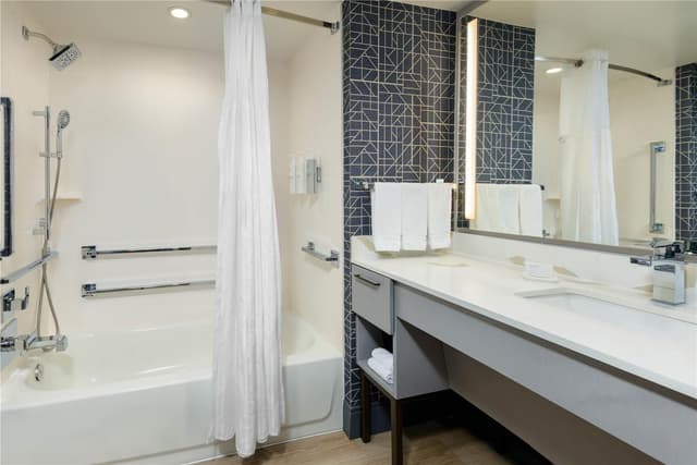 2QUEEN MOBILITY/HEARING ACCESS TUB SUITE NSMK