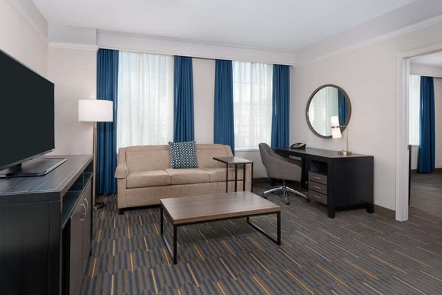 1 KING BED 1 BEDROOM SUITE NONSMOKING