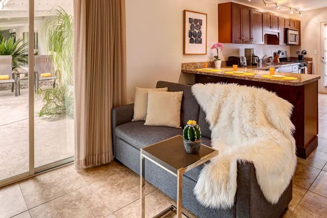 Signature Suite, Kitchen, Pool View