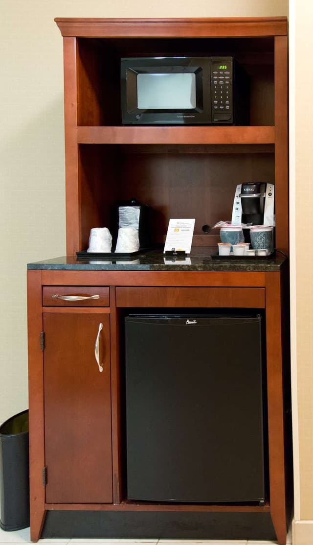 2 QUEEN MOBILITY/HEARING ACCESSIBLE W/BATHTUB