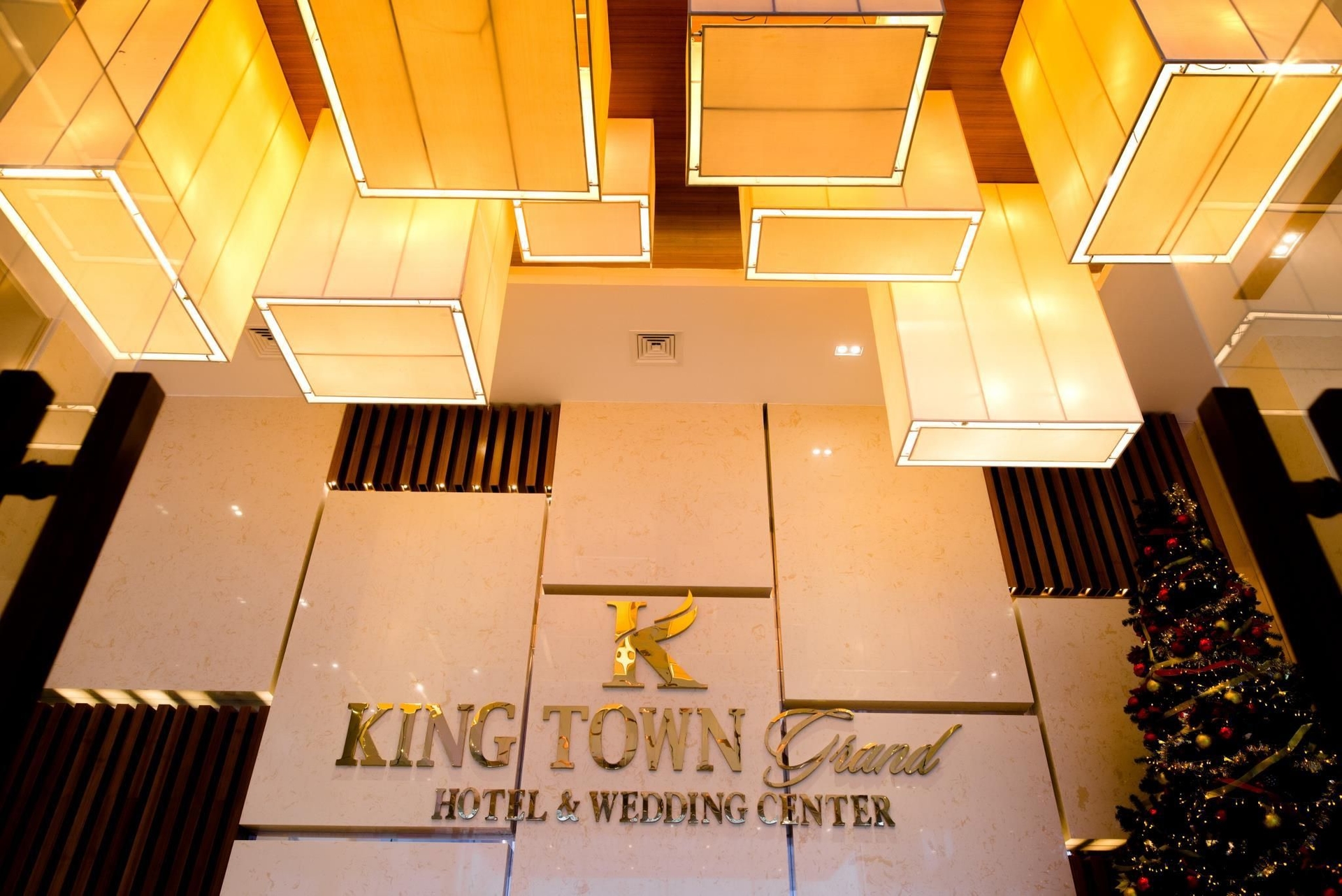 คิง ทาวน์ แกรนด์ โฮเต็ล แอนด์ เวดดิ้ง เซ็นเตอร์ (King Town Grand Hotel & Wedding Center)0