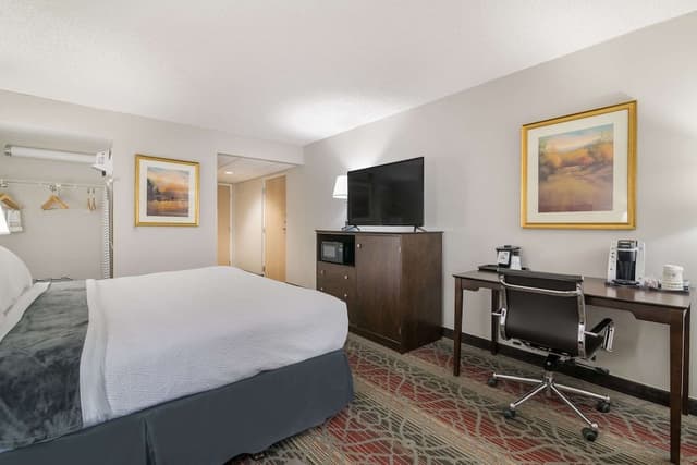 Standard Room, 1 King Bed, Non Smoking, Refrigerator & Microwave (2nd Floor)