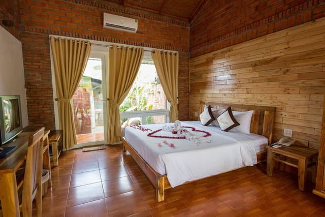 Deluxe Double or Twin Room, 1 King Bed, Bathtub, Pool View
