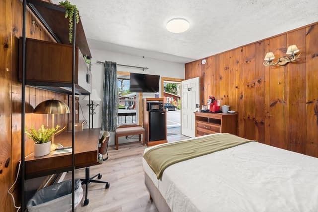 Deluxe Room, 1 Queen Bed