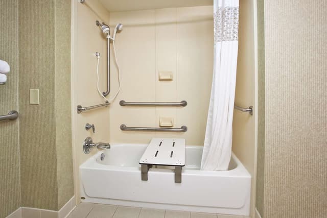 1 KG MOBILITY ACCESS TUB W/SOFABED NOSMOKING