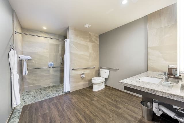 Deluxe Room, 2 Queen Beds, Mobility Accessible