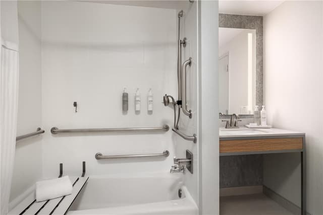 2 QUEEN MOBILITY/HEARING ACCESSIBLE W/BATHTUB