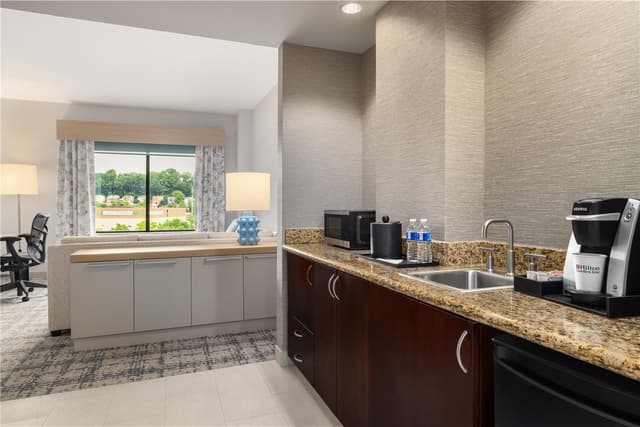 1 KING 1 BDRM STE HEARING ACCESSIBLE